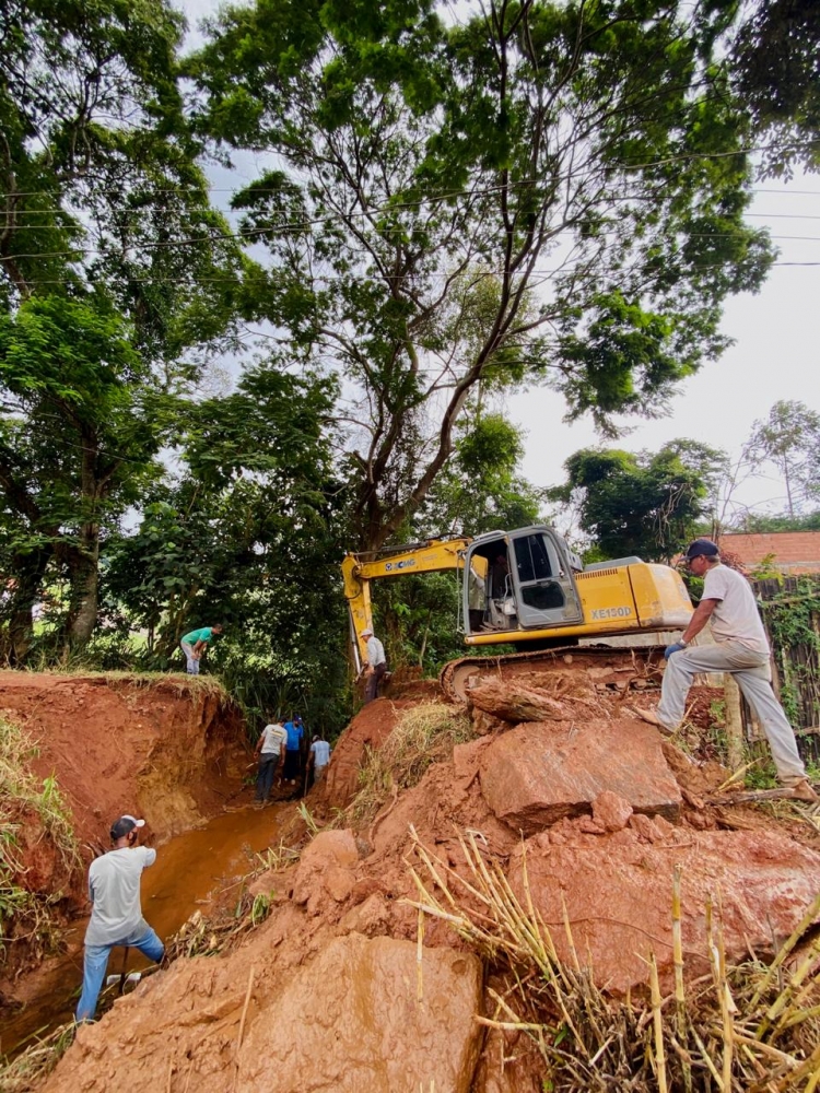 Prefeitura realiza instalação de ponte no Bairro Água Limpa