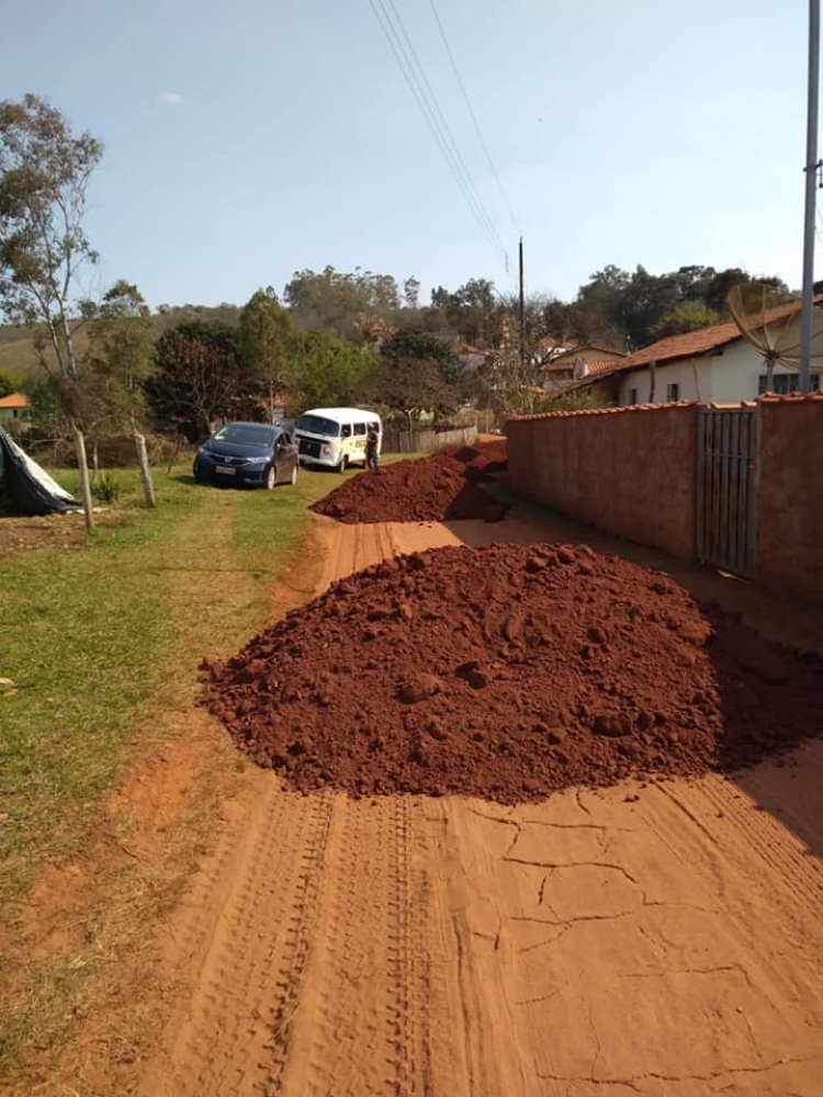 Manutenção das estradas no bairro Pinhal