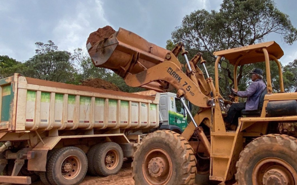 Prefeitura realiza matutenção da estrada dos Garcias