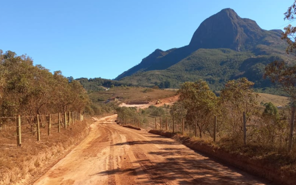 Manutenção da estrada dos bairros Pedra / Matutu