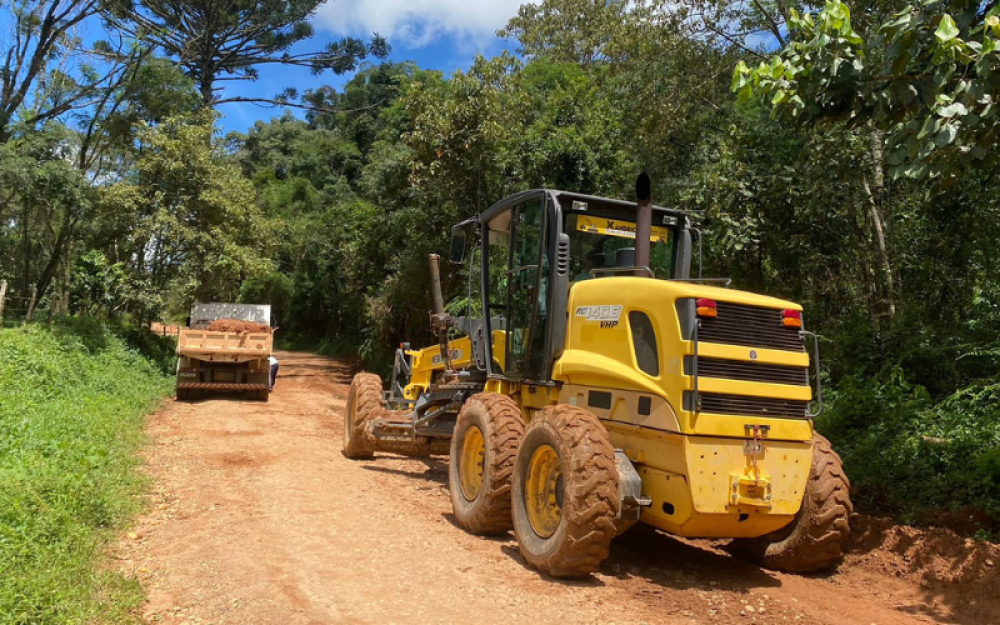 Governo Municipal continua com as obras de recuperação da estrada Aiuruoca - Alagoa