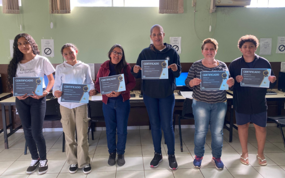 Curso de informática é concluído com sucesso e abre novos caminhos para alunos.