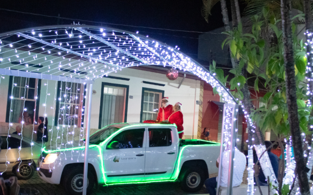 Chegada do Papai Noel em Aiuruoca, momentos de alegria e fraternidade.