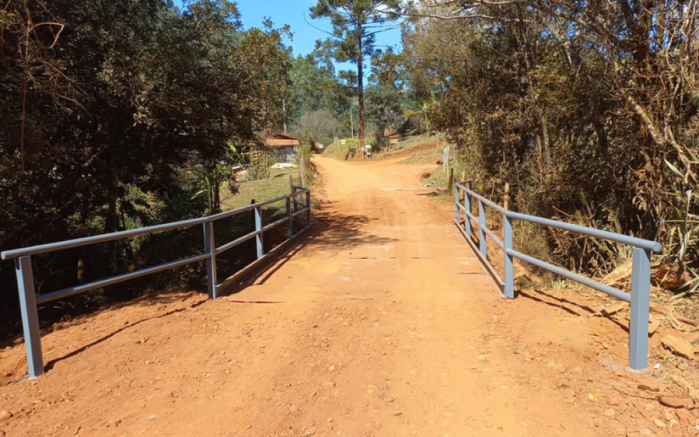 Governo Municipal finaliza obra de substituição da ponte de madeira do Bairro do Cangalha.