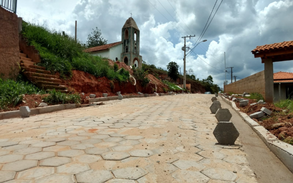 Governo Municipal segue realizado obras de calçamento do Bairro da Ponte Alta.