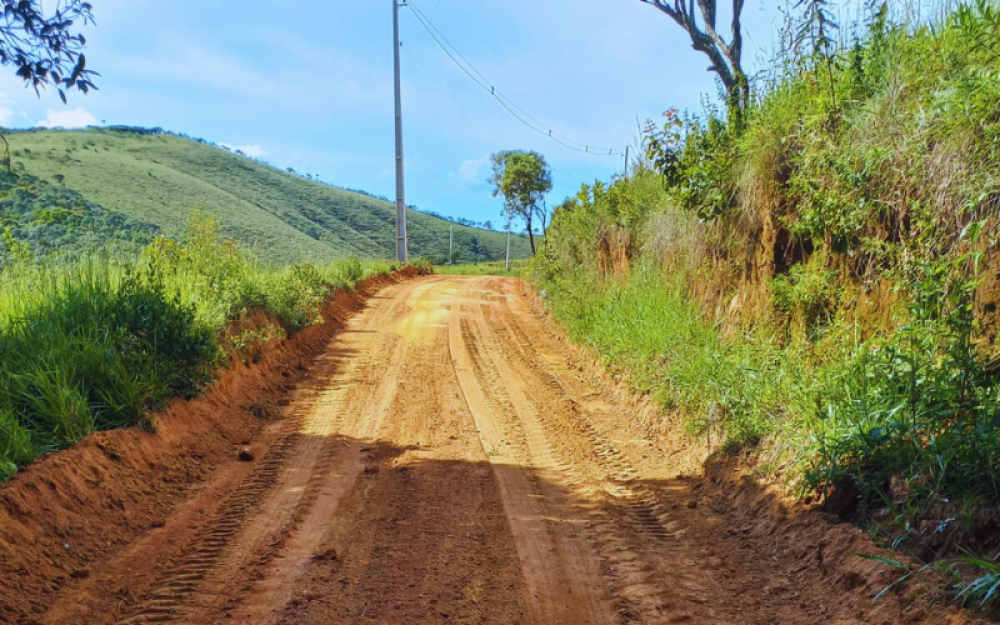 Estradas: Realizado diversos reparos e manutenções da parte alta do bairro das Coivaras.