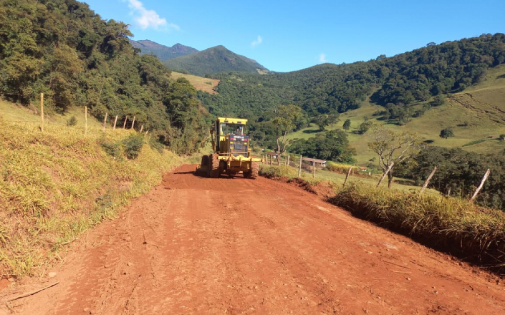 Governo Municipal realiza manutenção da estrada para a subida do Papagaio.