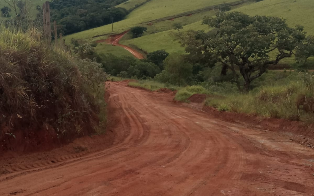 Manutenção das Estradas: Governo Municipal atende as localidades de Laje, Bananal e Pedras.