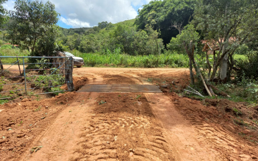 Governo Municipal conclui instalação de novos mata-burros e manilhas no Bairro dos Cangalha.