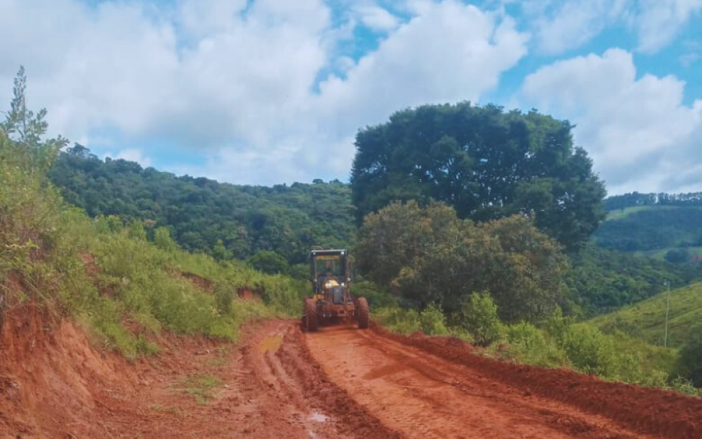 Governo Municipal realiza manutenção nas estradas da Pedrosa e Paciência.