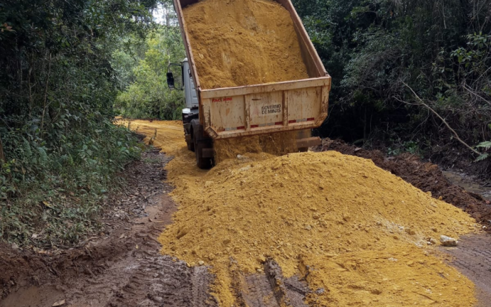 Concluída mais uma etapa da manutenção na Estrada Portão, Laje e Bananal.