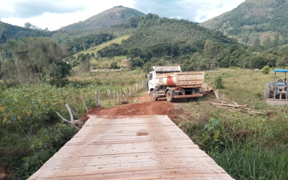 Governo Municipal finaliza as obras de reconstrução da ponte no Bairro Nogueiras.