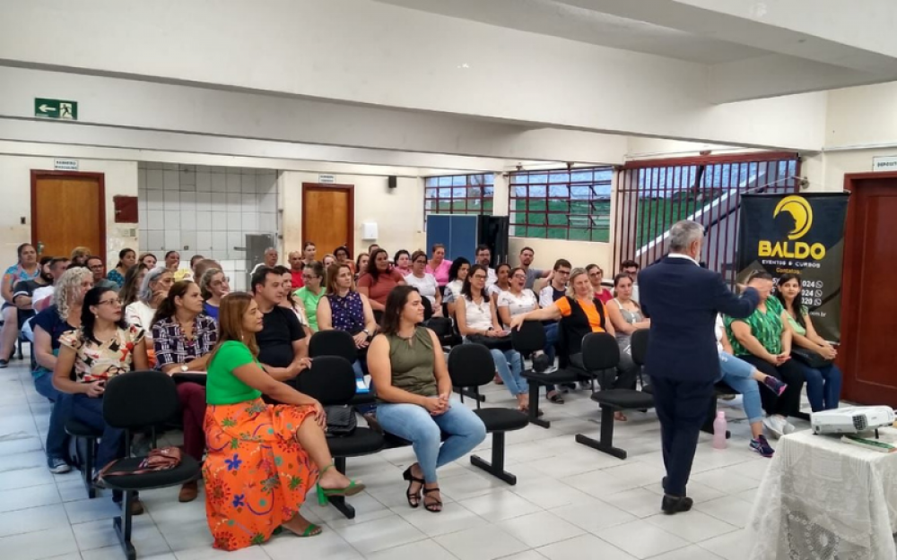 Governo Municipal promove palestra motivacional para os professores.