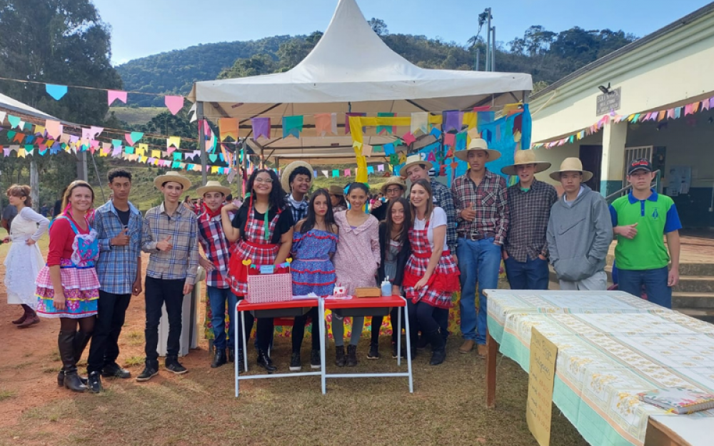 Festa junina da Escola Municipal Nossa Senhora do Sagrado Coração no Bairro do Tamanduá.