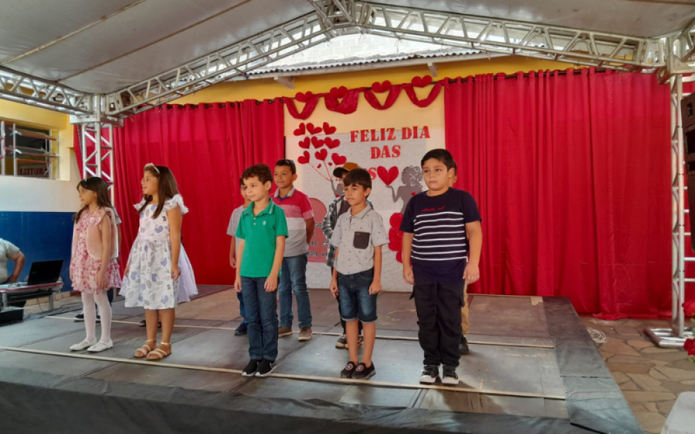 Governo Municipal promove homenagens em comemoração ao dia das mães nas escolas.