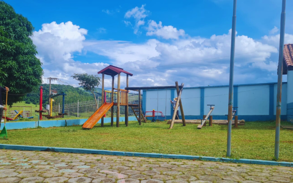 Governo Municipal realiza intenso trabalho de limpeza e manutenção em prédios escolares.