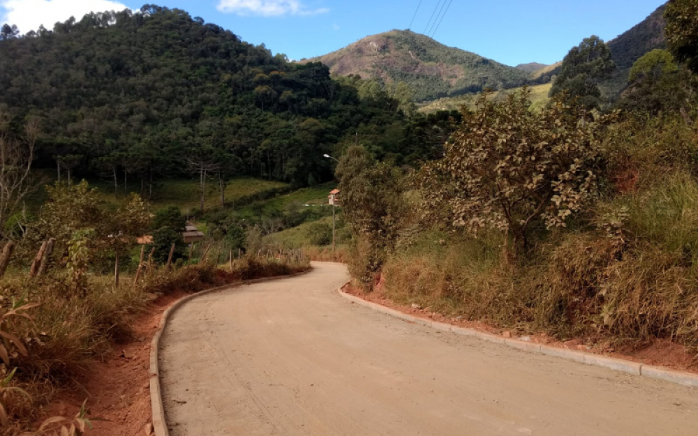 Governo Municipal através da Secretaria de Obras realiza calçamento no Bairro dos Nogueiras.