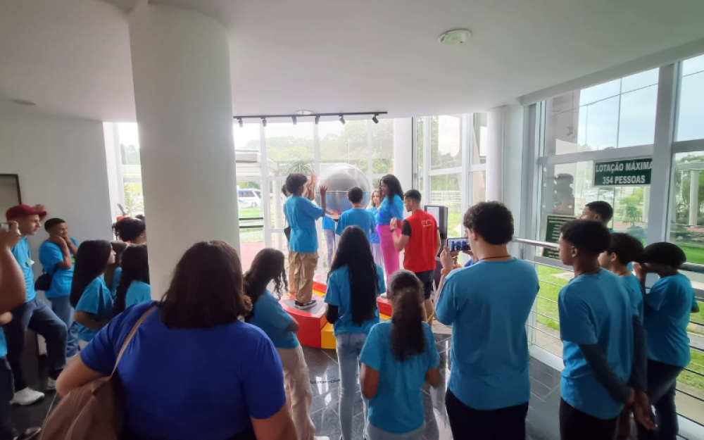 Alunos participam de aula-passeio até a Universidade Federal de Juiz de Fora (UFJF).