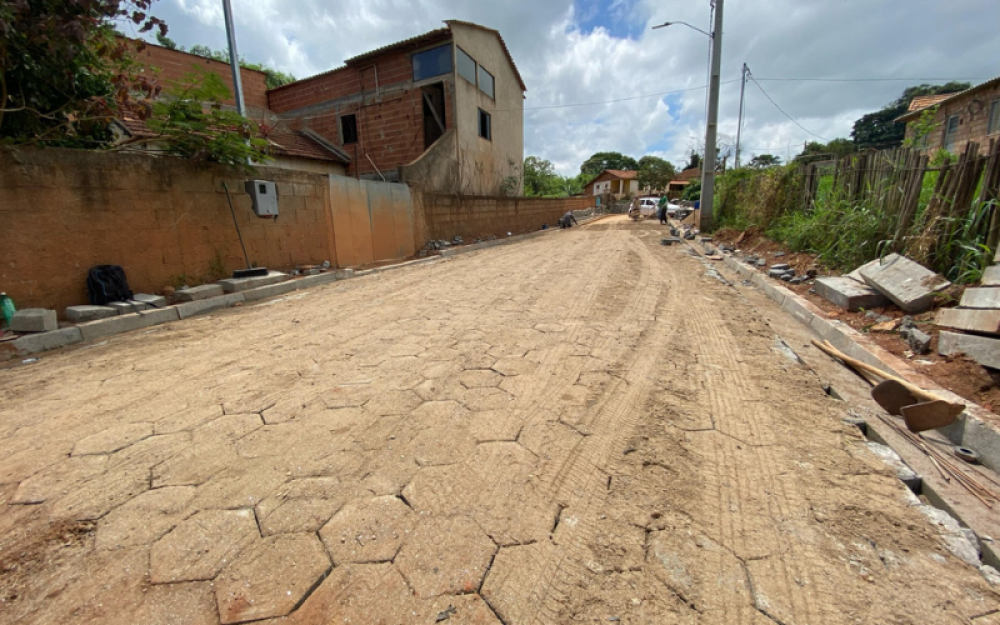 Governo Municipal realiza as obras da primeira etapa do calçamento do Bairro da Água Limpa. 