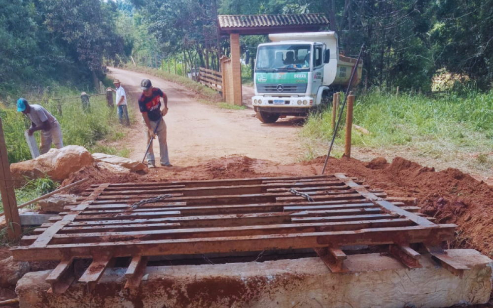 Realizada a reconstrução do mata-burro na estrada que liga as localidades do Portão/Bananal.