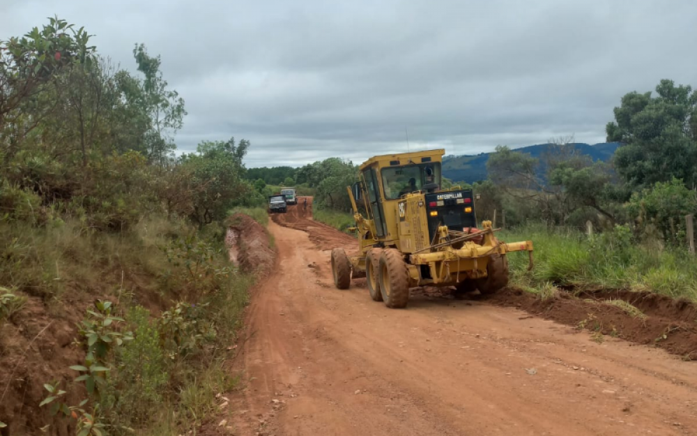 Governo Municipal realiza a Manutenção da Estrada da Serrinha, em Aiuruoca.