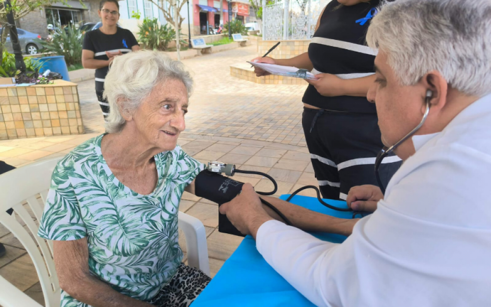 Governo Municipal realiza ação Saúde na Praça abordando temas como Novembro Azul e Dengue.