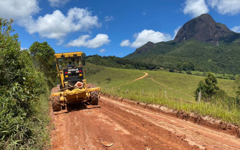 Manutenção e recuperação de estradas rurais na região do bairro da Pedra