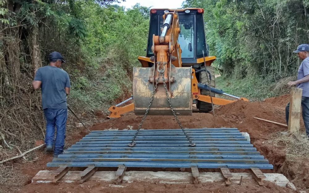 Construção e Manutenção de Mata-Burro na Estrada do Bairro Angai, sentido Roseirinha.