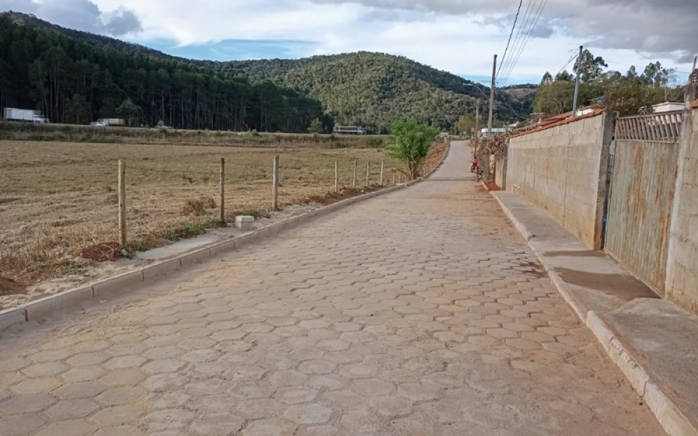Governo Municipal conclui obra de calçamento na localidade do Portão.