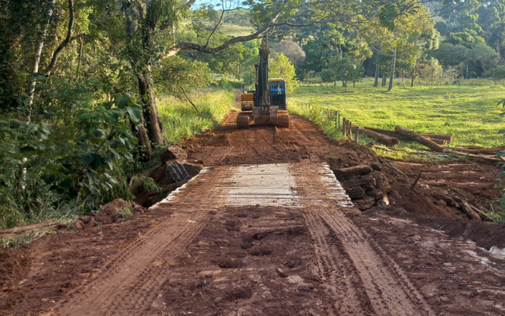 Governo Municipal realiza completa reconstrução de ponte na localidade do Mato Dentro.