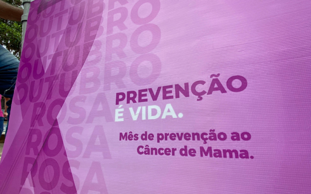 Secretaria Municipal de Saúde promove ação com orientação sobre Outubro Rosa.