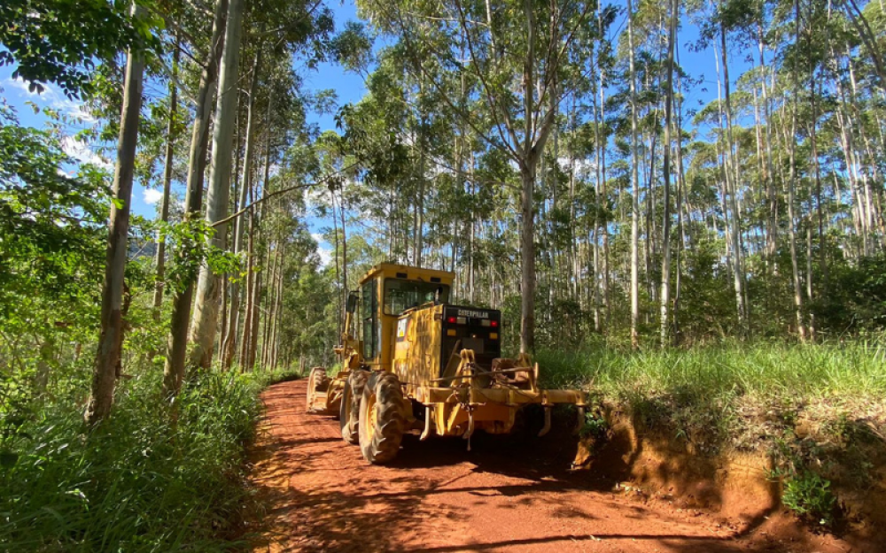 Furnas de Cima: Governo Municipal segue com os reparos das estradas rurais.