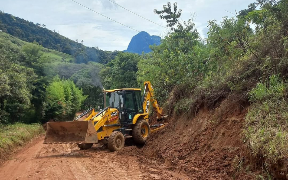 Realizada a manutenção nas estradas Aiuruoca/Alagoa e Morro dos Padres.