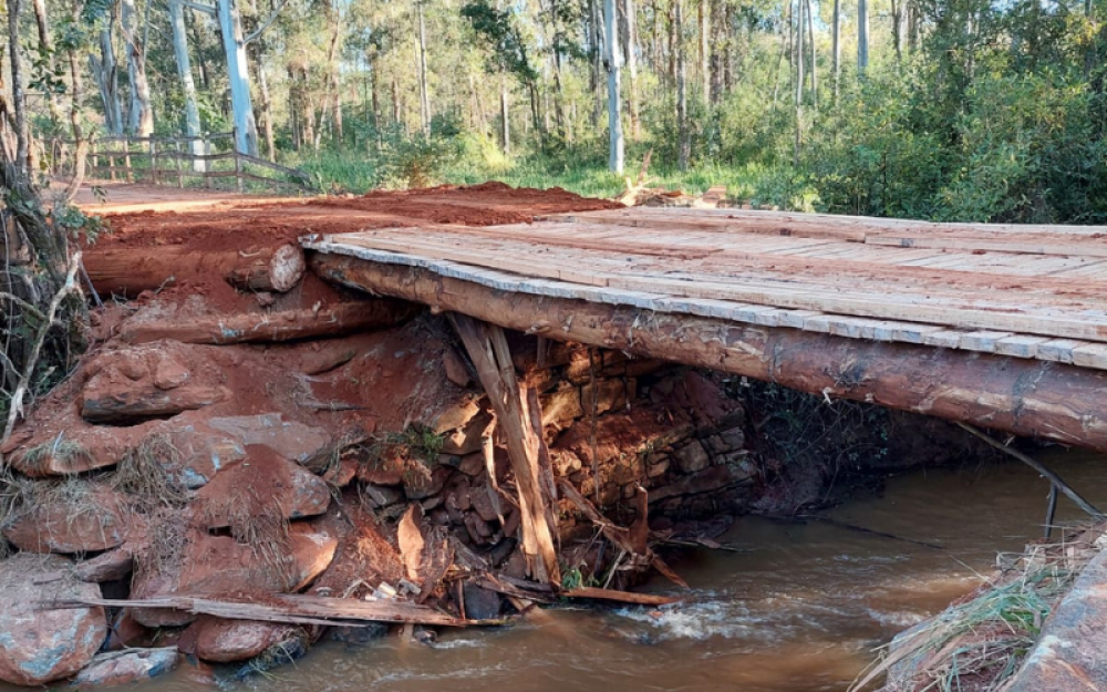 Governo Municipal executa a reconstrução da ponte na estrada de acesso Aiuruoca/Cruzília.