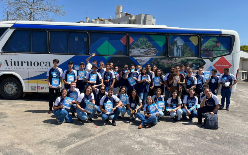 Alunos visitam o evento Oficinas de Difusão de Tecnologias de Leite e Derivados.