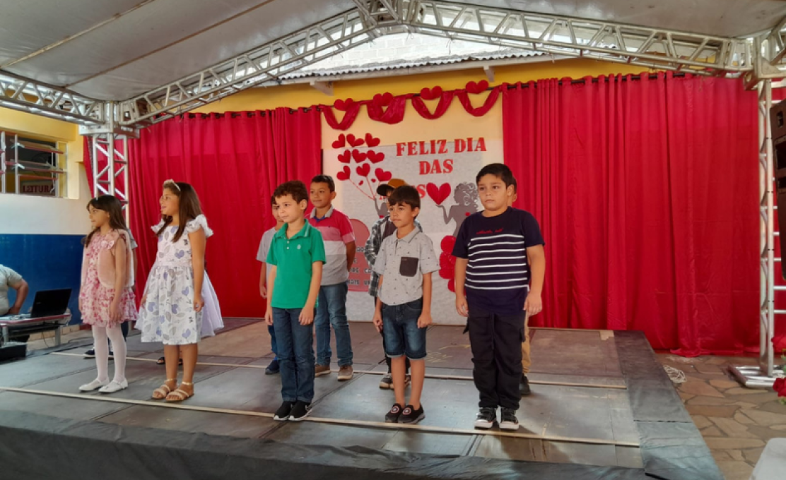 Governo Municipal promove homenagens em comemoração ao dia das mães nas escolas.