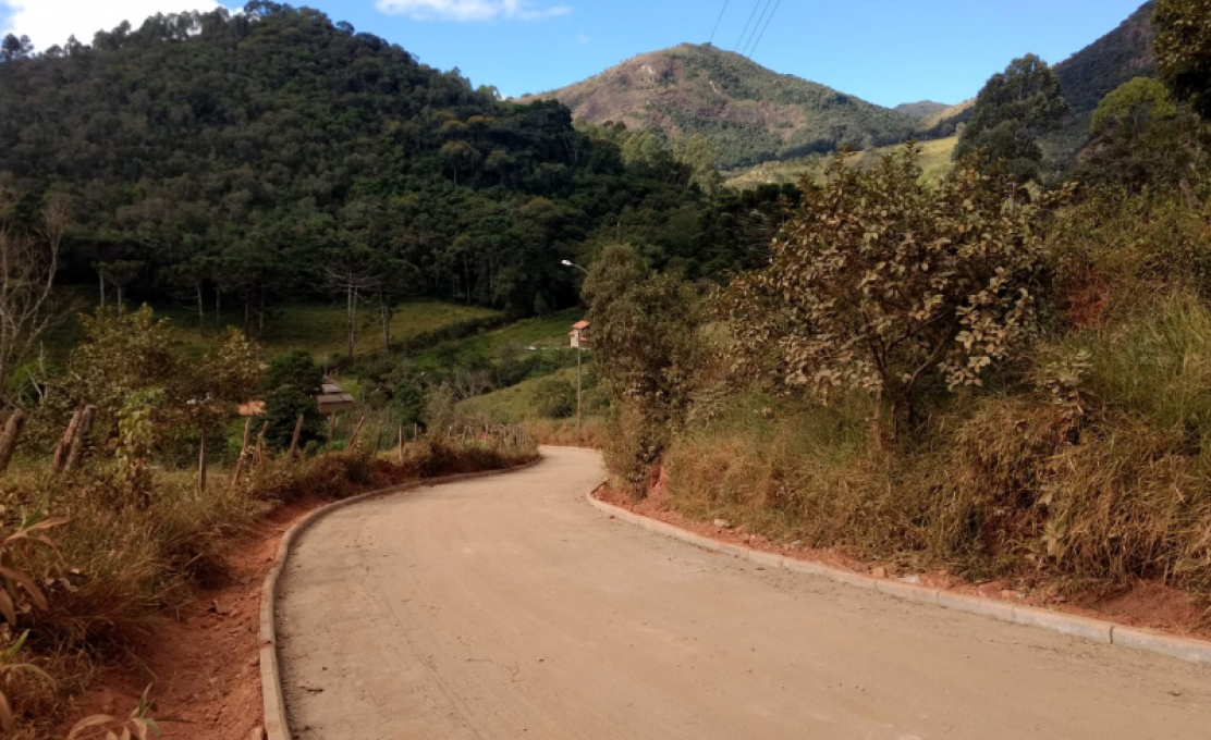 Governo Municipal através da Secretaria de Obras realiza calçamento no Bairro dos Nogueiras.