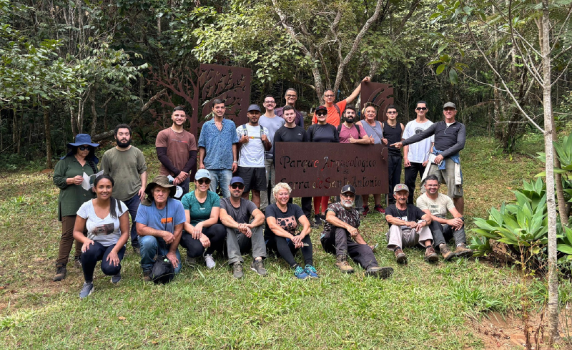Futuros guias turísticos de Aiuruoca exploram riquezas arqueológicas do Sul de Minas.