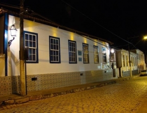 museu-municipal-dr-julio-arantes-sanderson-de-queiroz-a-noite1jpg.jpg